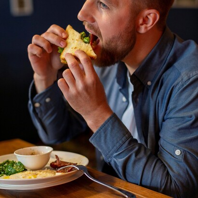 I piatti più memorabili non sono solo quelli tecnicamente perfetti, ma quelli che riescono a risvegliare emozioni profonde, intrecciando passato e presente in un’unica esperienza sensoriale  