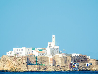 El peñón integra, junto con dos islotes deshabitados (isla de Tierra e isla de Mar), situados a solamente 50 metros de la costa de Marruecos, y a 800 y 900 metros de distancia desde el peñón, las islas Alhucemas. Peñón de Alhucemas, 2015, 