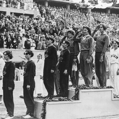 Aileen Meagher e la staffetta canadese 4 × 100 m, la squadra statunitense e quella britannica prima della cerimonia di consegna delle medaglie a Berlino 1936, Germania