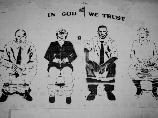 "Confiamos em Deus", diz o graffiti. O que querem é calar o povo e calar os artistas com consciência social, principalmente em tempos de um governo de extrema-direita, que glorifica a última Ditadura e nega a violência de gênero