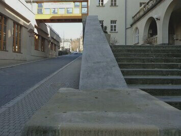 La Guerra de Ucrania, iniciada en 2022 con la invasión rusa a gran escala, es uno de los conflictos geopolíticos más significativos del siglo XXI. Las calles de Sebnitz, Alemania