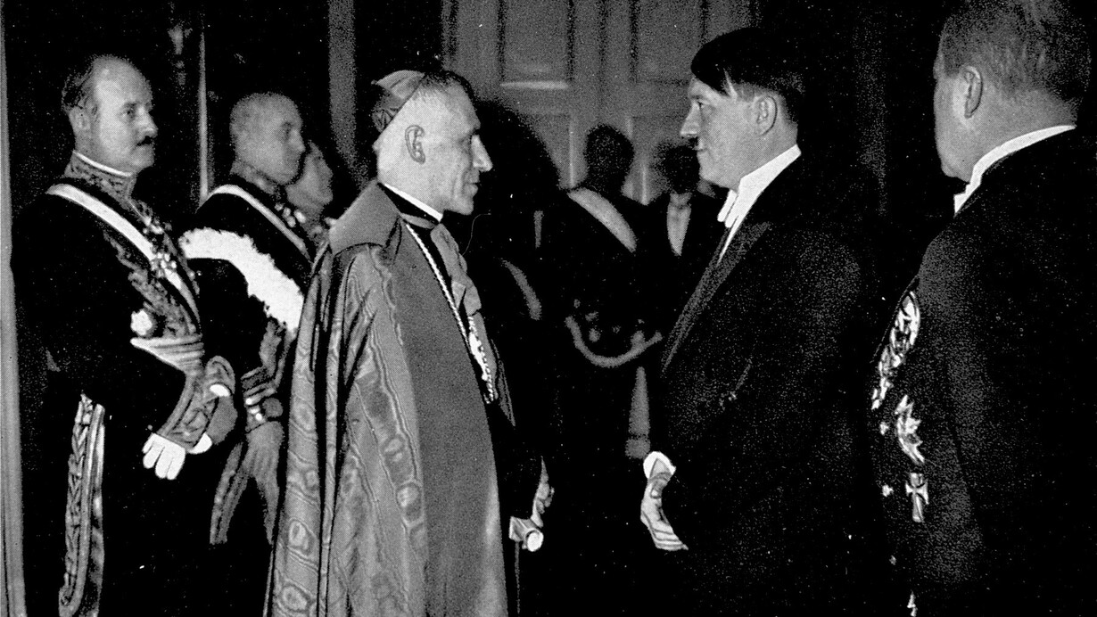 Hitler conversa con el nuncio Cesare Orsenigo