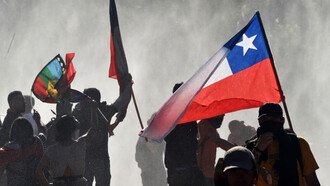 Bandera de chile durante una protesta a favor del plebiscito constitucional
