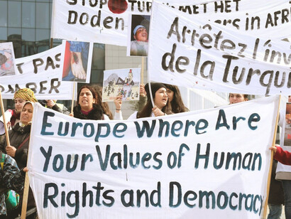 Manifestantes exigen la restauración del sistema democrático en Europa