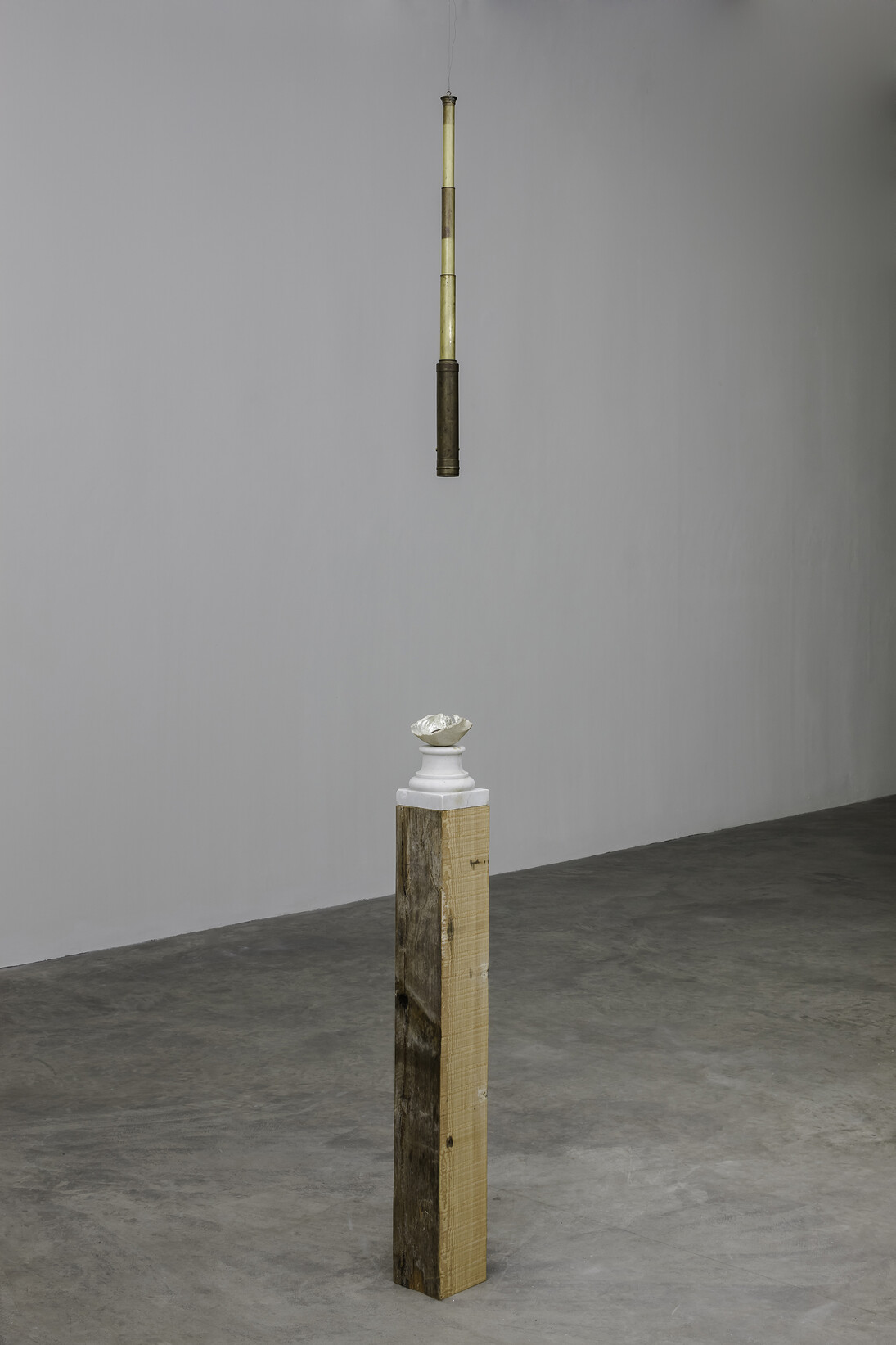 Dorothy Cross, Telescope, 2014, human skull, white gold leaf, meteorite, marble, pitch pine, telescope
floor based element: 121 x 14 x 14 cm, telescope element: 80 x 5 x 5 cm, hung directly above, to a height of 170 cm off the ground, floor based element 47.6 x 5.5 x 5.5 cm, courtesy of the artist and Kerlin Gallery, Dublin