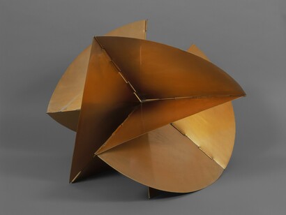 Lygia Clark, Machine – Medium, 1962. Golden aluminum, approx. 48.2 x 66.1 x 61 cm. Colección Patricia Phelps de Cisneros. © The World of Lygia Clark Cultural Association