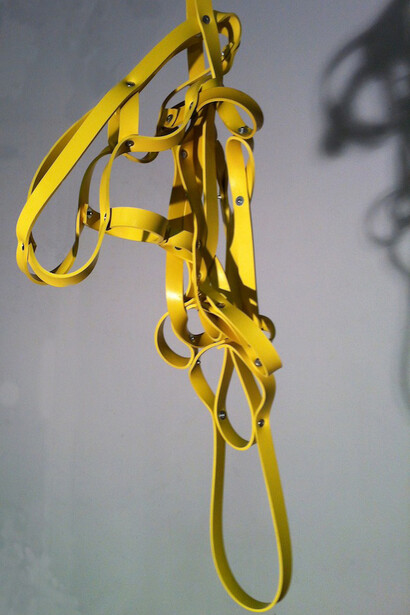 Michelangelo Penso, Exosquelette 5102c, sculpture, caoutchouc, iron, 120 x 30 x 30 cm. Courtesy Galerie Alberta Pane