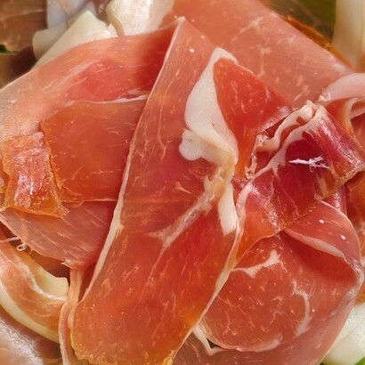 Ancora oggi il prosciutto crudo unisce tecniche artigianali, identità territoriale e una cultura gastronomica costruita attraverso generazioni