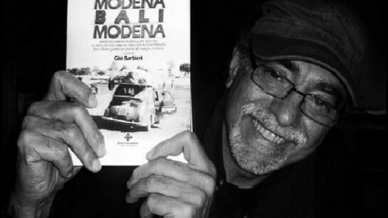 Giò Barbieri con in mano il libro Modena - Bali - Modena