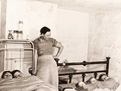 John Vachon, Mother and Children from North Carolina Farm. They Came to Norfolk, Virginia so Husband and Older Sons Could Get Employment in Defense Industries, Gelatin silver print (photograph), Taken March 1941
Printed 1984
