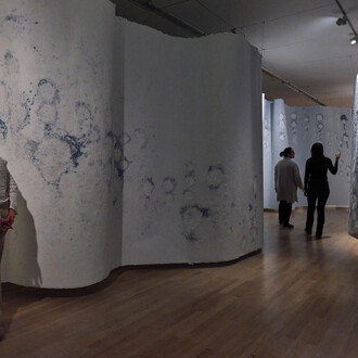 Clemens Schneide, Überfluss. Klingendes papier, ausstellungsansicht. Mit freundlicher genehmigung der Staatsgalerie Stuttgart