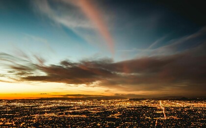 El resplandor del cielo (skyglow) sobre la urbe: una neblina lumínica que borra las estrellas y altera el equilibrio de los ecosistemas nocturnos