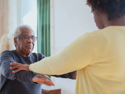 Reflexões sobre a transição de cuidar dos pais e a importância de tratá-los com dignidade e gratidão em sua fase final de vida