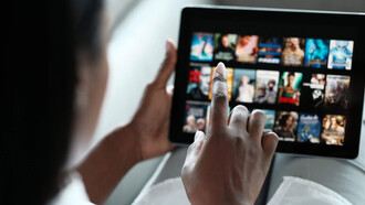 Una mujer seleccionando qué ver en Netflix