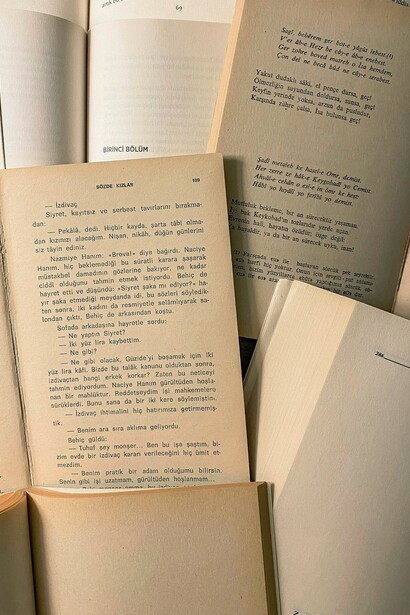 Attraverso i libri, sviluppiamo empatia, poiché ci consentono di vivere vite diverse e di comprendere punti di vista lontani dal nostro
