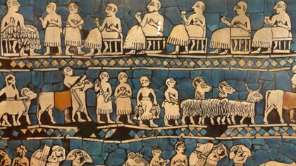 Lo "Stendardo di Ur", dettaglio del lato della "pace", ca. 2600-2400 a.C. dalla tomba 779, Ur. Attualmente conservato al British Museum, Londra, UK
