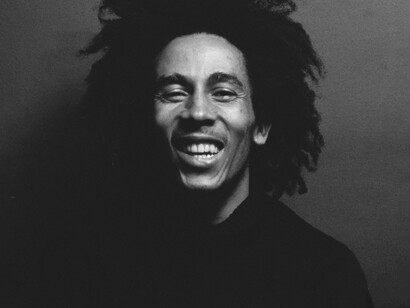 Jamaica convirtió sus uniformes en un tributo a Bob Marley y al reggae, llenando el fútbol de ritmo, colores y herencia caribeña