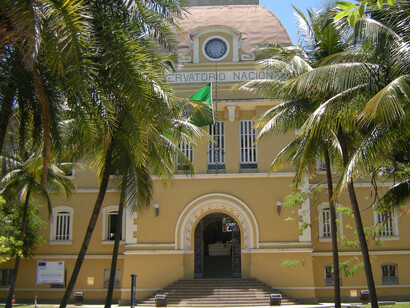 Entrada do Observatório Nacional no Rio de Janeiro, Brasil, que dentre suas muitas atividades, é responsável pela Hora Legal Brasileira