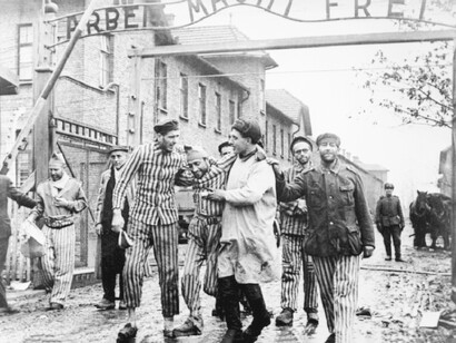Presos en una de las entradas del campo de concentración de Auschwitz, Polonia (1941)