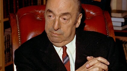 Pablo Neruda ocupando su puesto de senador de Chile