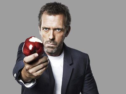 O ator Hugh Laurie no papel de Dr. Gregory House, médico com aspectos sádicos em um hospital americano