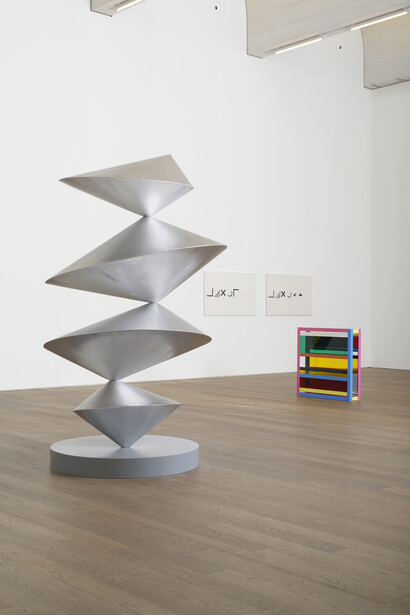 Vue de l’exposition Flatland / Abstractions narratives #2, 07.10.2017 - 15.04.2018,
Mudam Luxembourg
Avant-plan :
Julien Prévieux
Pickpocket, 2015
Aluminium brossé
250 x ∅150 cm
Courtesy de l’artiste et Galerie Jousse Entreprise, Paris
Arrière-plan, de gauche à droite :
Camila Oliveira Fairclough
Marlett I, 2012
Marlett II, 2012
Acrylique sur toile
81 x 130 cm chacun
Courtesy Galerie Emmanuel Hervé, Paris
Liam Gillick
Inverted Projection, 2008
Aluminium laqué, Plexiglas transparent
100 x 100 x 20 cm
Courtesy de l’artiste et Air de Paris, Paris
© Photo : Aurélien Mole / Mudam Luxembourg