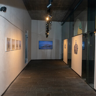 Armida Gandini, Il volo delle falene sull’onda, veduta dell’esposizione. Cortesia di Fondazione L’Arsenale