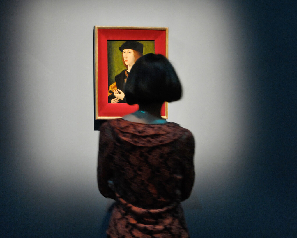 Looking at the Mille-fleur tapestry, which once belonged to Philip the Good (Brussels(?), ca 1466)
© Bernisches Historisches Museum, Bern. Photo Nadja Frey