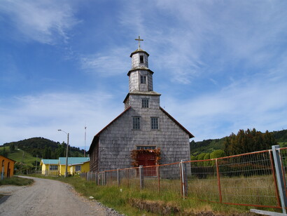 Chelín, ubicada frente a la isla de Quehui, conserva aquí una de las iglesias mas bellas del archipiélago, fue declarada como Monumento Nacional. Iglesia Chulec, jesuita, 2016,  en la isla de Chelín, Chiloé, Chile
