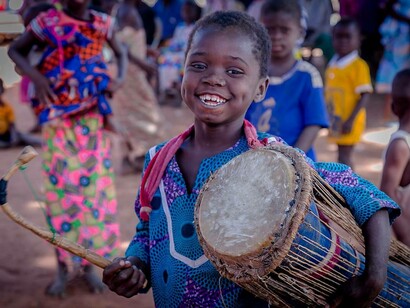 Bambini che imparano a suonare il tamburo locale nella regione settentrionale del Ghana