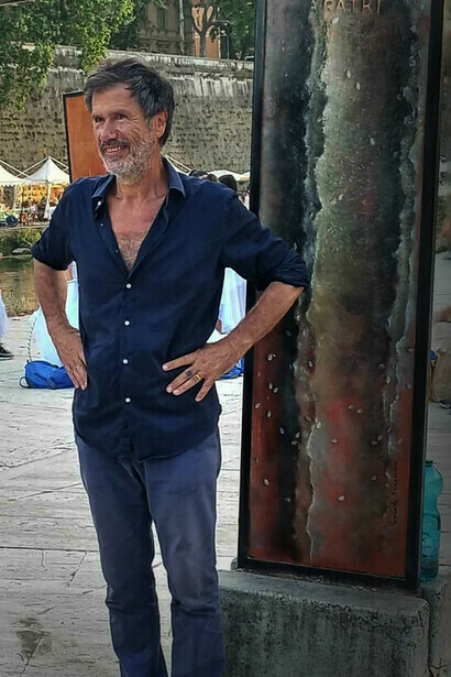 Corrado Veneziano, davanti a una delle sue stele della serie "Le Georgiche", Isola Tiberina, Roma