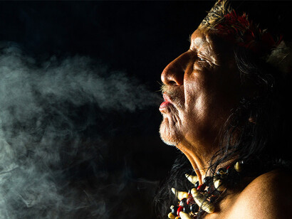 Chamán realizando una limpia, México