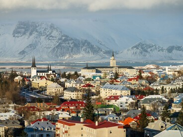 A cidade de Reykjavik, na Islândia, se estende entre o mar e as montanhas, exibindo sua arquitetura discreta e colorida. Uma cidade que serve como porta de entrada para as maravilhas naturais da Islândia