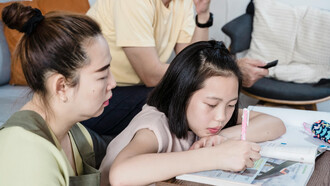 Entender as relações entre escola e família é essencial para promover um ambiente escolar saudável. Este texto aborda as complexidades e os desafios dessa interação, destacando a importância do respeito mútuo e da comunicação aberta