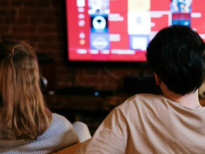 Casal utiliza serviço de streaming para assistir a um filme. As redes sociais, o streaming, vão muito além da televisão, isso implica um novo espaço para alcance de todos. A comunicação diversa e regionalizada ainda é a fonte que evidencia as culturas populares