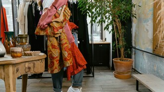 Mulher carrega tecidos estampados. O mundo da moda está passando por uma transição que está trazendo as estampas de volta