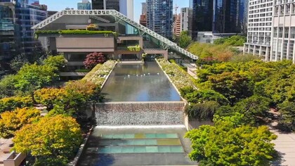 Robson Square, Vancouver, Canada, realizzato da Cornelia Hahn Oberlander
