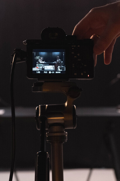 Equipe de imagem e som faz checagem de equipamentos