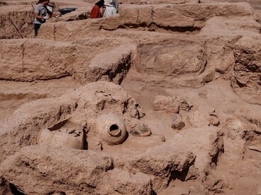Stanza con crogiolo in situ accanto a vasi in ceramica. Per le immagini si ringrazia il Ministero degli Esteri