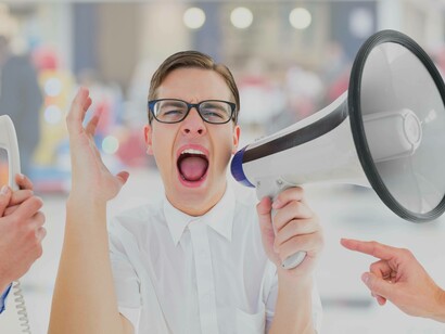 Uomo con altoparlante: "Dal punto di vista dei contenuti, la televisione sembra aver abbandonato l’ambizione di educare e informare in modo costruttivo"