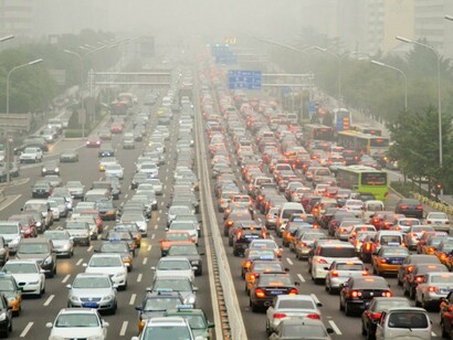 Polución y tráfico en el acceso a una gran ciudad china