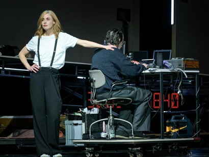 Angabe der person. Mit freundlicher genehmigung des Deutschen Theaters