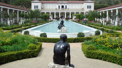 Hermes sentado frente al peristilo exterior y jardines de la Villa Getty, en Malibú, California (EE. UU.)