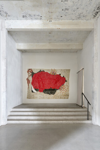 El Anatsui and William Turnbull, Human traces, exhibition view. Courtesy of Axel Vervoordt Gallery