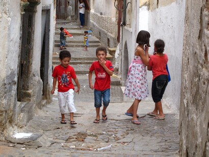 Niños en las calles de una ciudad argelina