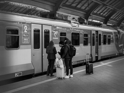 Pessoas embarcam em trem. Apesar do meio mais rápido de transporte ser o avião, não foi com ele que viajei. A escolha da vez foi o trem e mesmo com as longas horas de viagem a depender do destino, foi a decisão certa 




