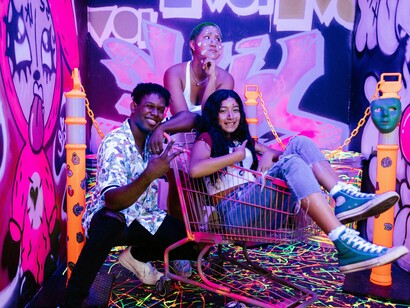 Ao ocupar o espaço público com arte e palavra, essas manifestações afirmam identidades, geram pertencimento e criam redes de solidariedade