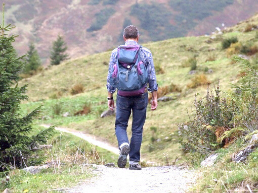 Hombre durante un trayecto del Camino de Santiago en Galicia, España