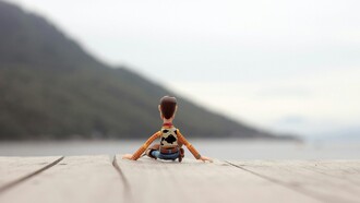 La imagen del hombre solitario como arquetipo moderno oculta una realidad preocupante: la profunda desconexión social que afecta su salud mental y física