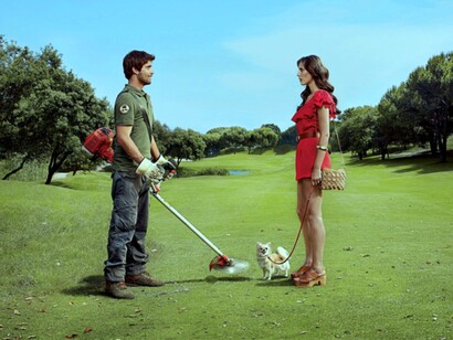 Dos jóvenes hablando en el campo
